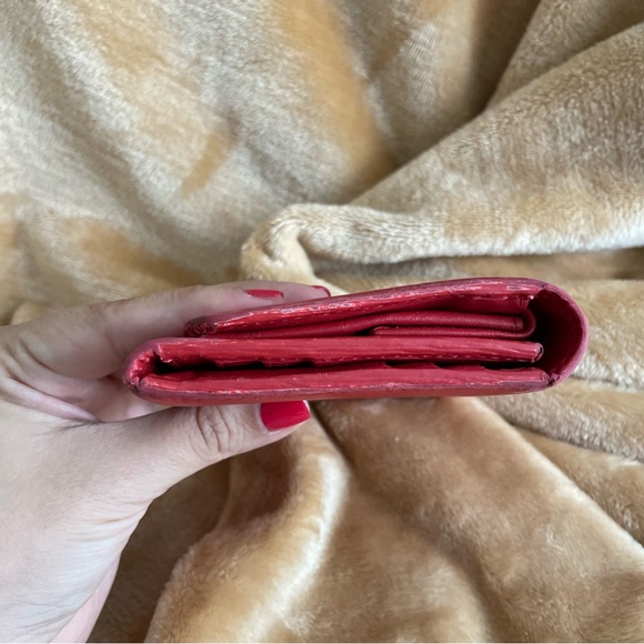 Prada red saffiano trifold wallet - Picture 4 of 16